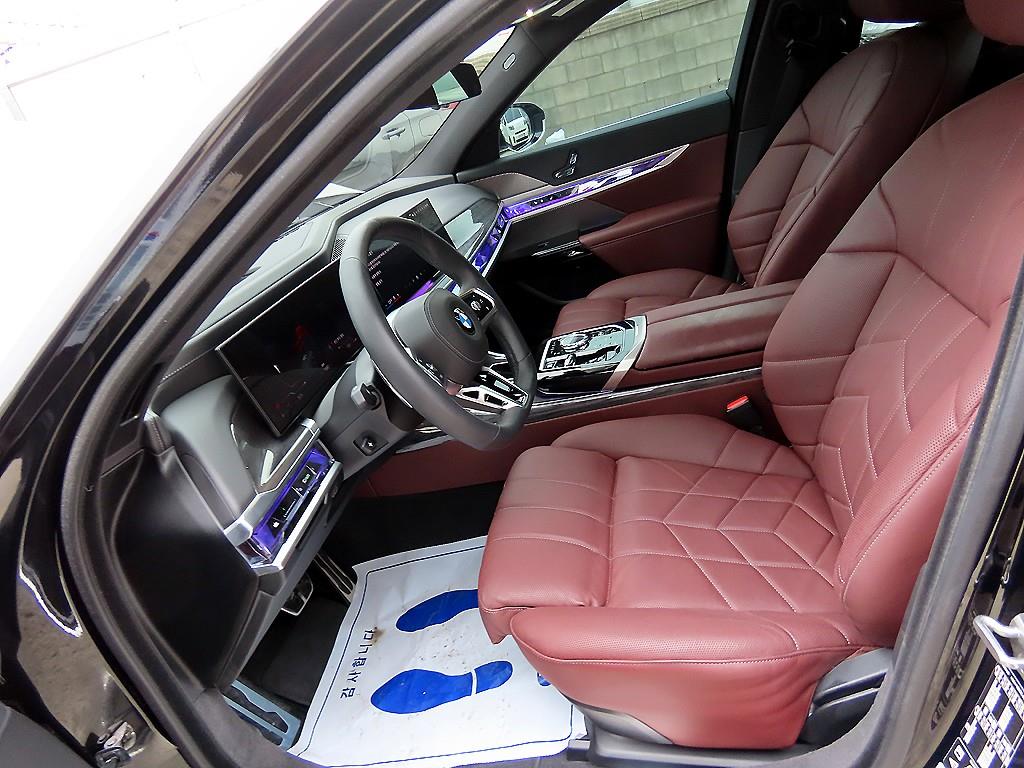 BMW 7 Series - Vista 5