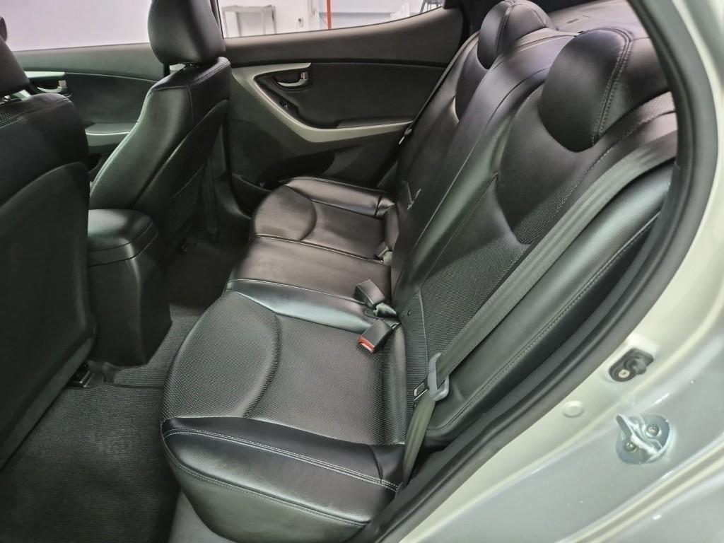 HYUNDAI Avante - Vista 12