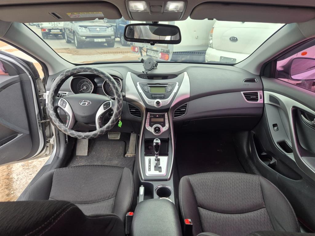 HYUNDAI Avante - Vista 9