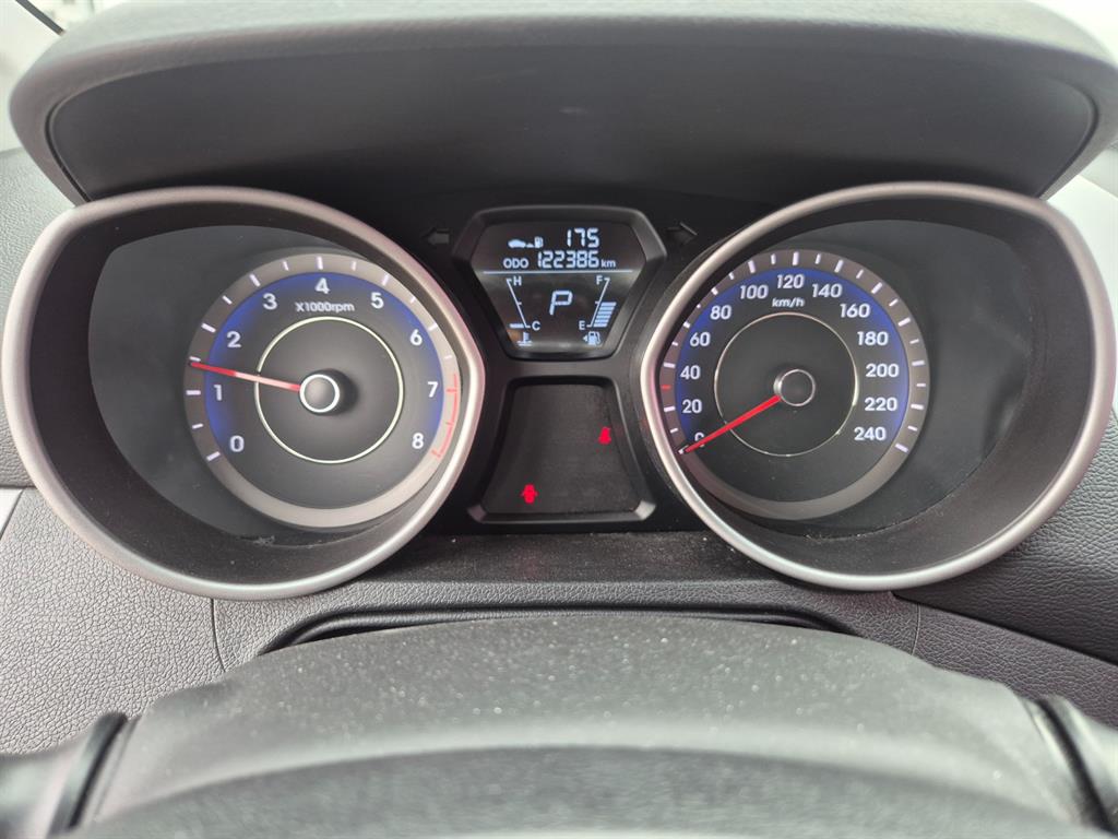 HYUNDAI Avante - Vista 10