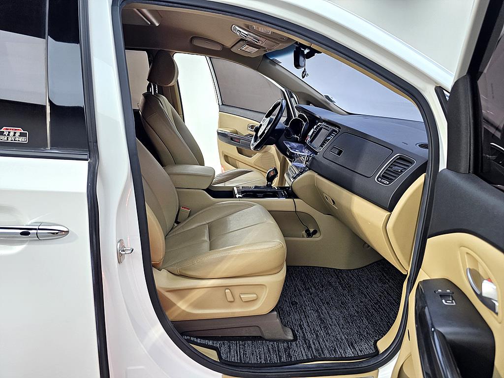 KIA Carnival - Vista 11