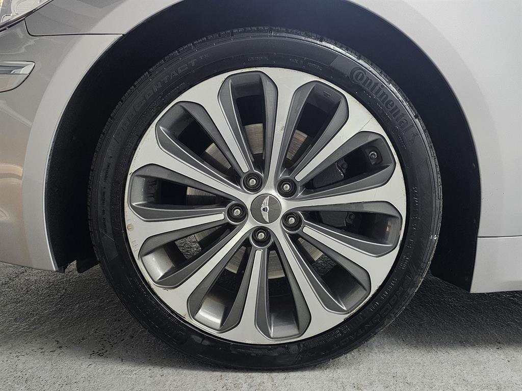 HYUNDAI Genesis - Vista 5