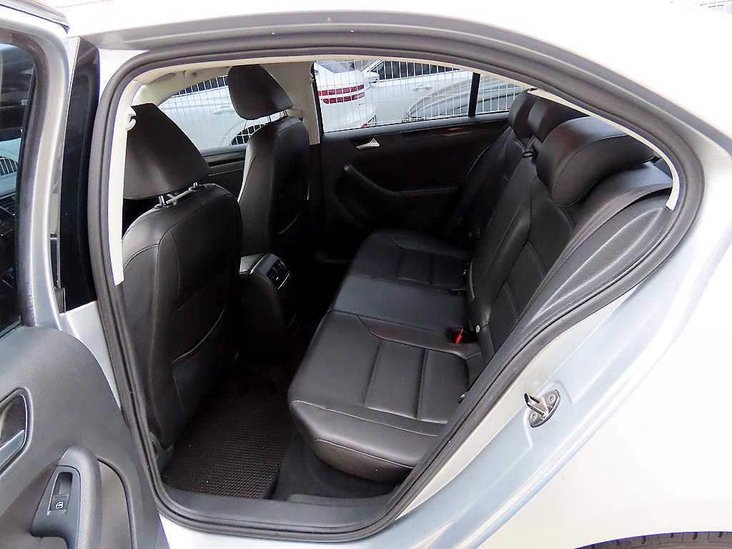 Volkswagen Jetta - Vista 6