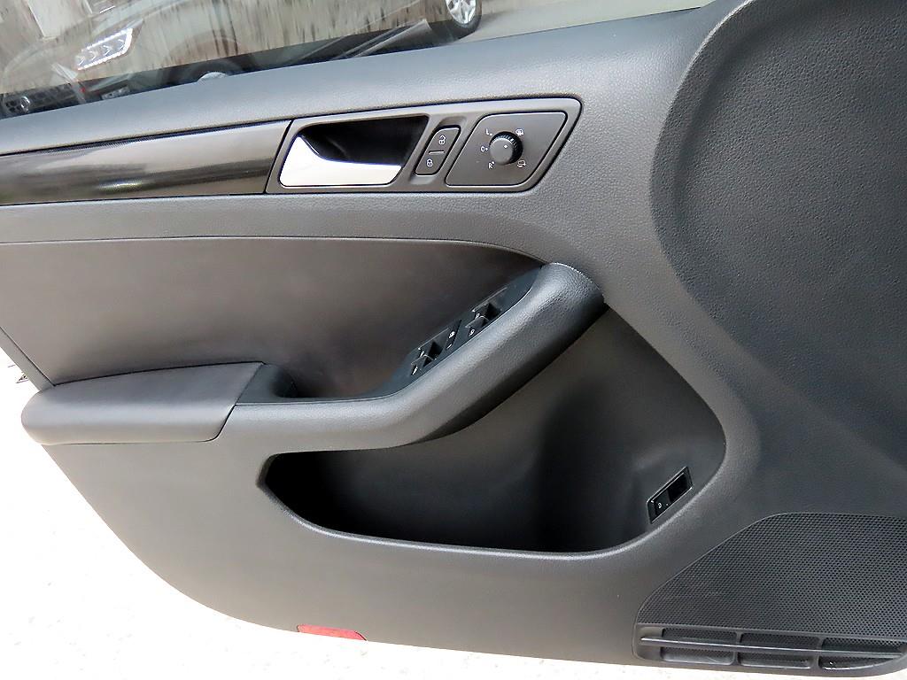 Volkswagen Jetta - Vista 11