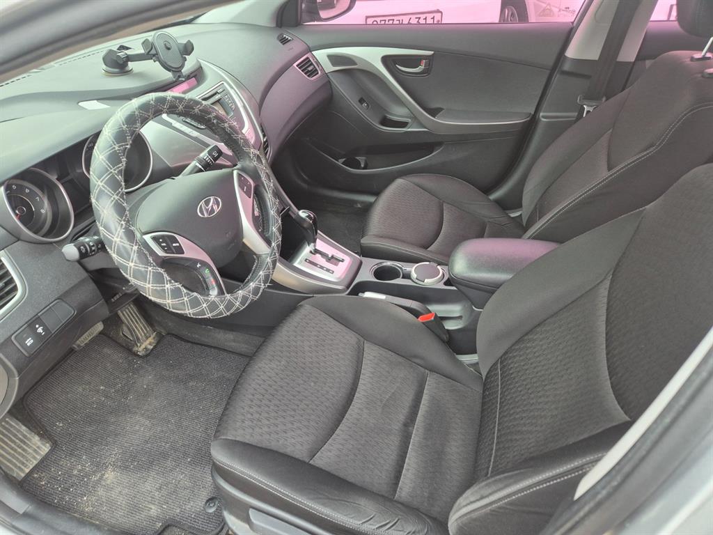 HYUNDAI Avante - Vista 5