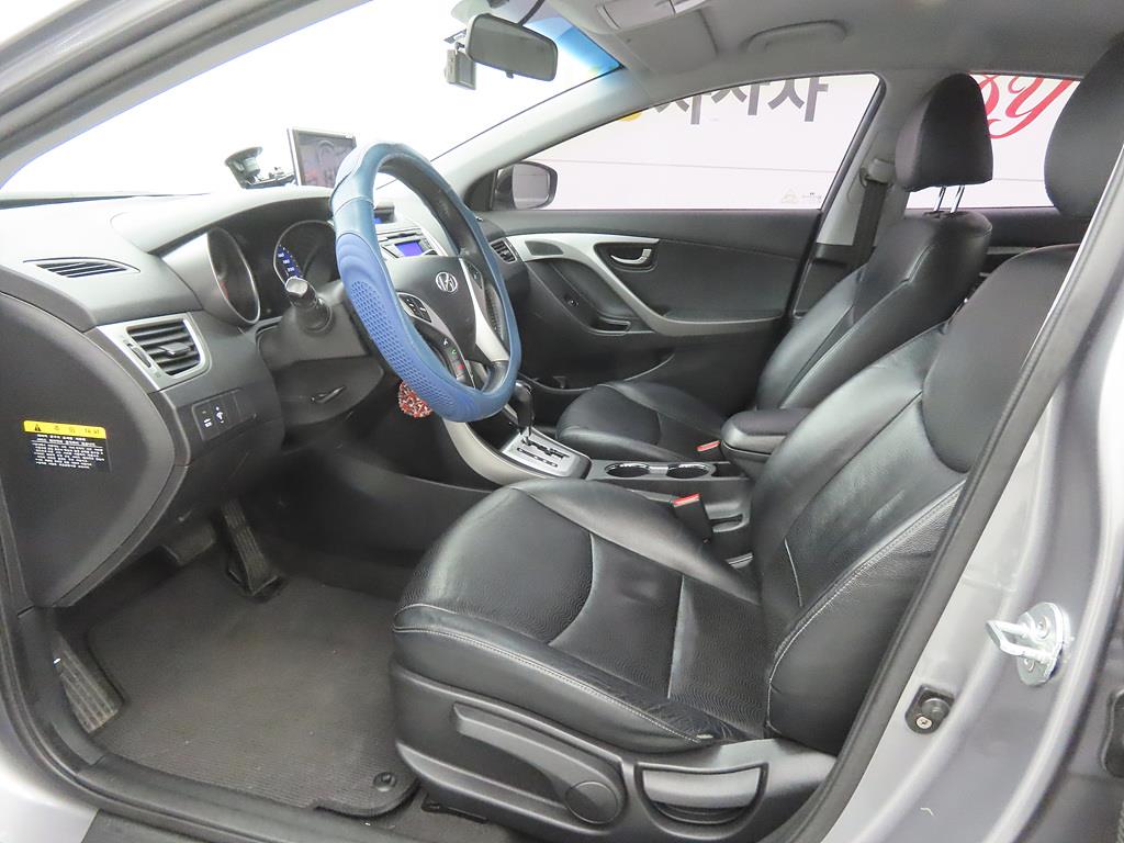 HYUNDAI Avante - Vista 5