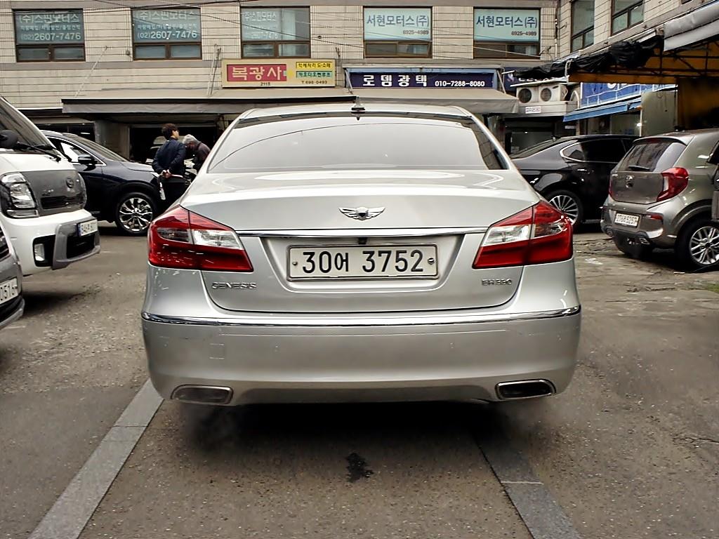 HYUNDAI Genesis - Vista 5