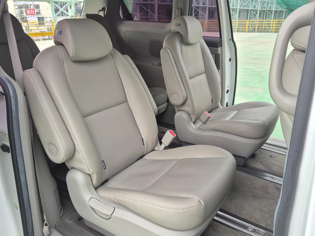 KIA Carnival - Vista 8