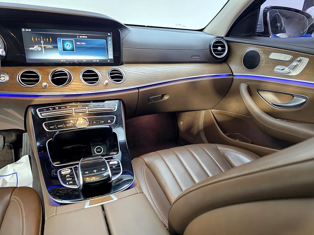 Mercedes Benz E class - Vista 10