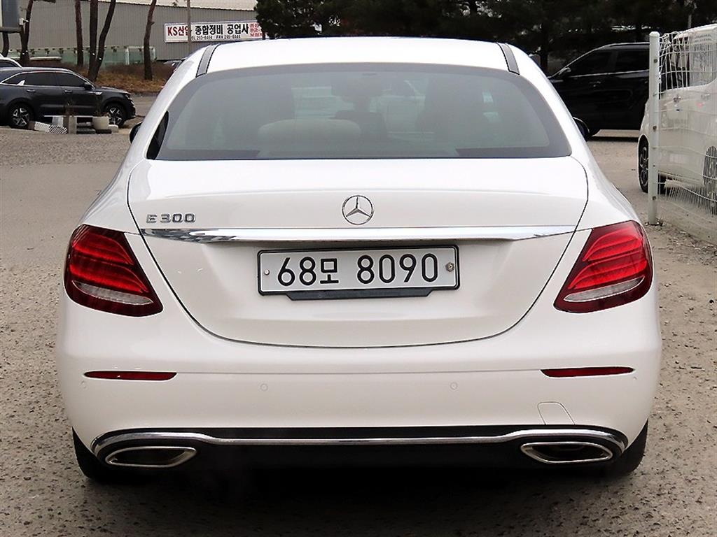 Mercedes Benz E class - Vista 4