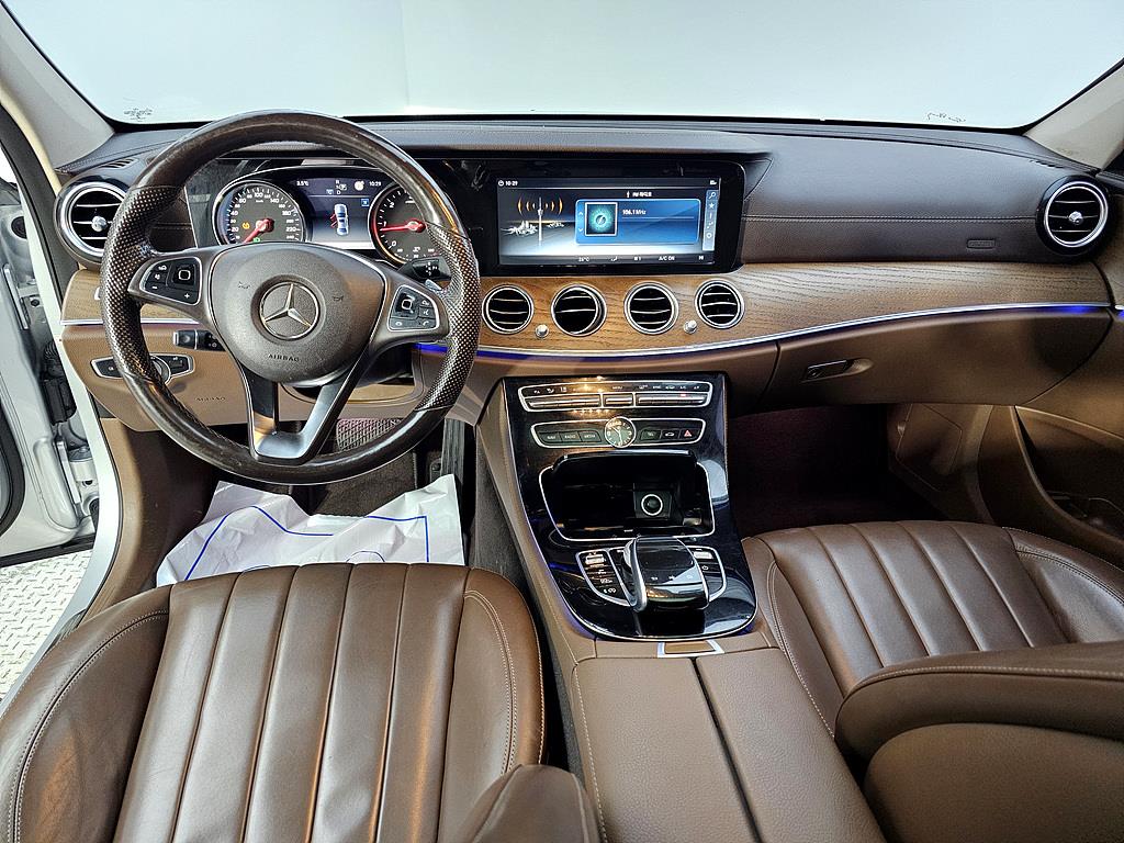 Mercedes Benz E class - Vista 5