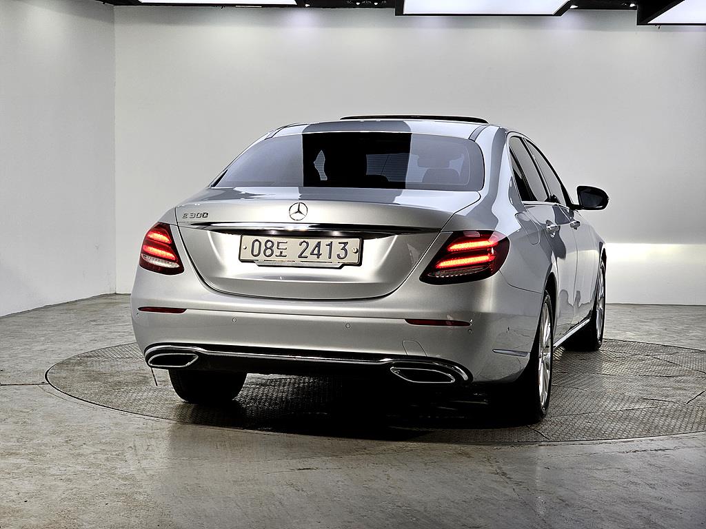 Mercedes Benz E class - Vista 3