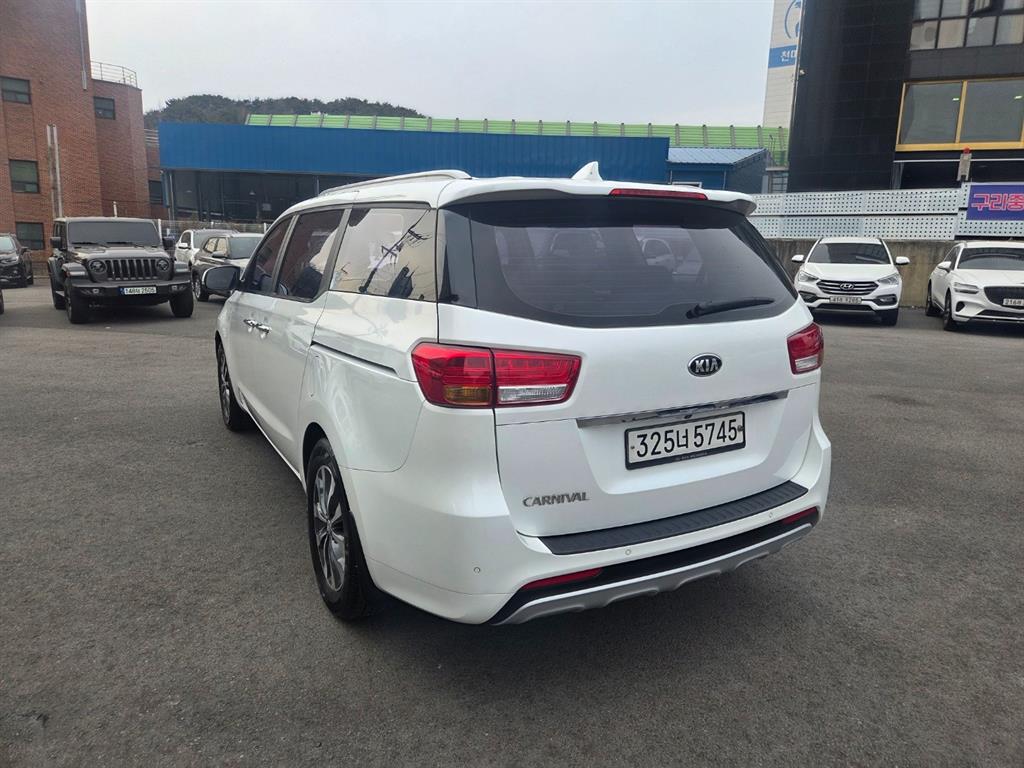 KIA Carnival - Vista 6