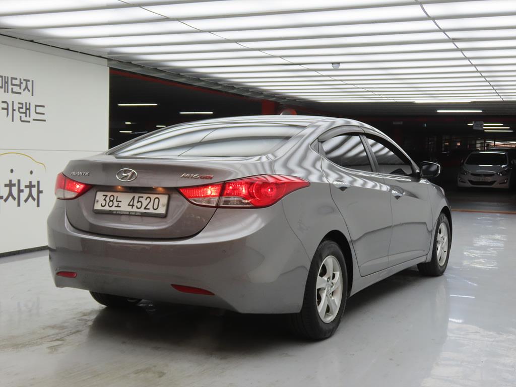 HYUNDAI Avante - Vista 4