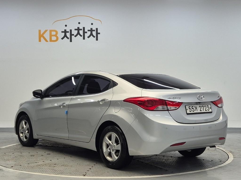 HYUNDAI Avante - Vista 2