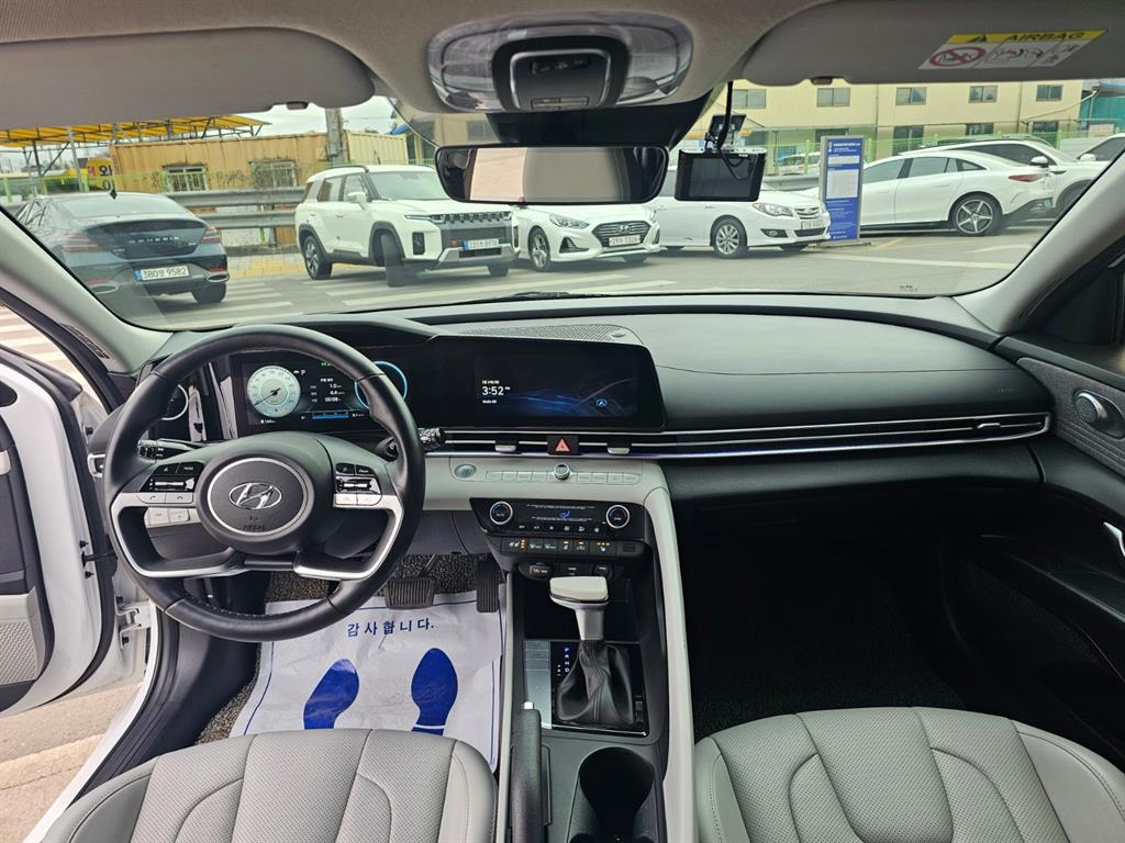 HYUNDAI Avante - Vista 12