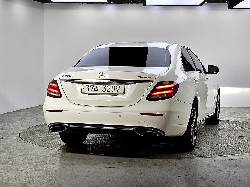 Mercedes Benz E class - Vista 3