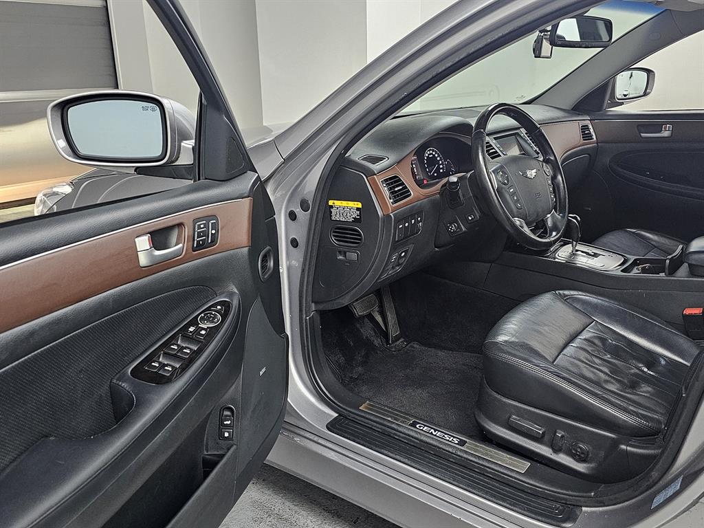 HYUNDAI Genesis - Vista 11