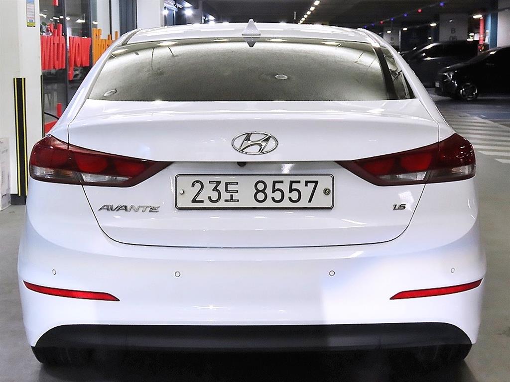 HYUNDAI Avante - Vista 5