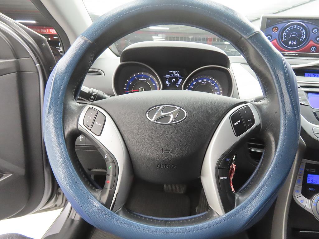 HYUNDAI Avante - Vista 8