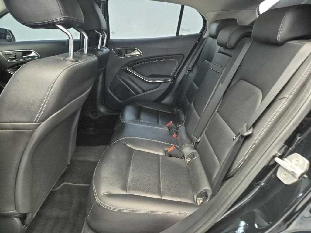 Mercedes Benz GLA Class - Vista 12