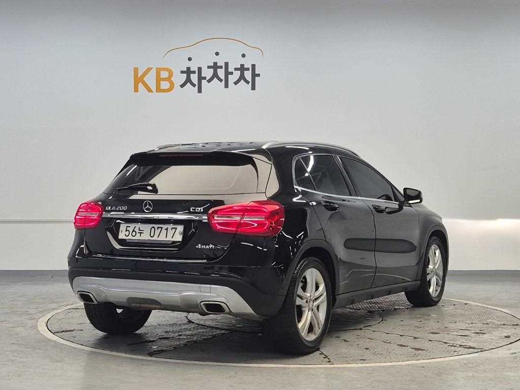 Mercedes Benz GLA Class - Vista 3