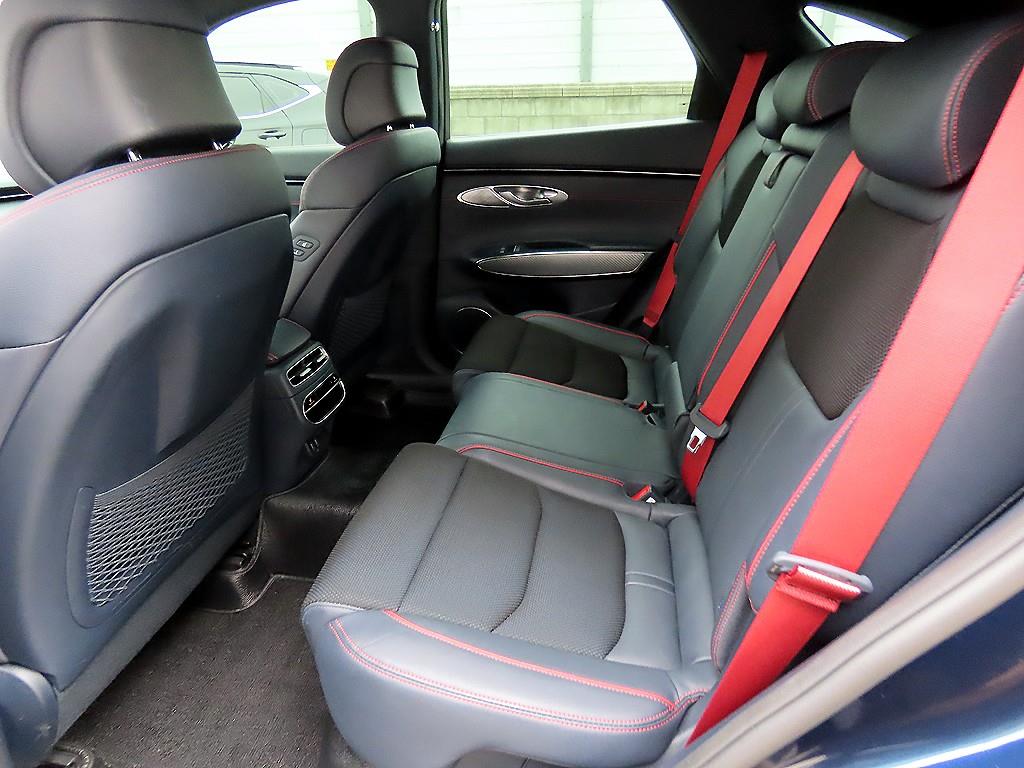 Genesis GV70 - Vista 6