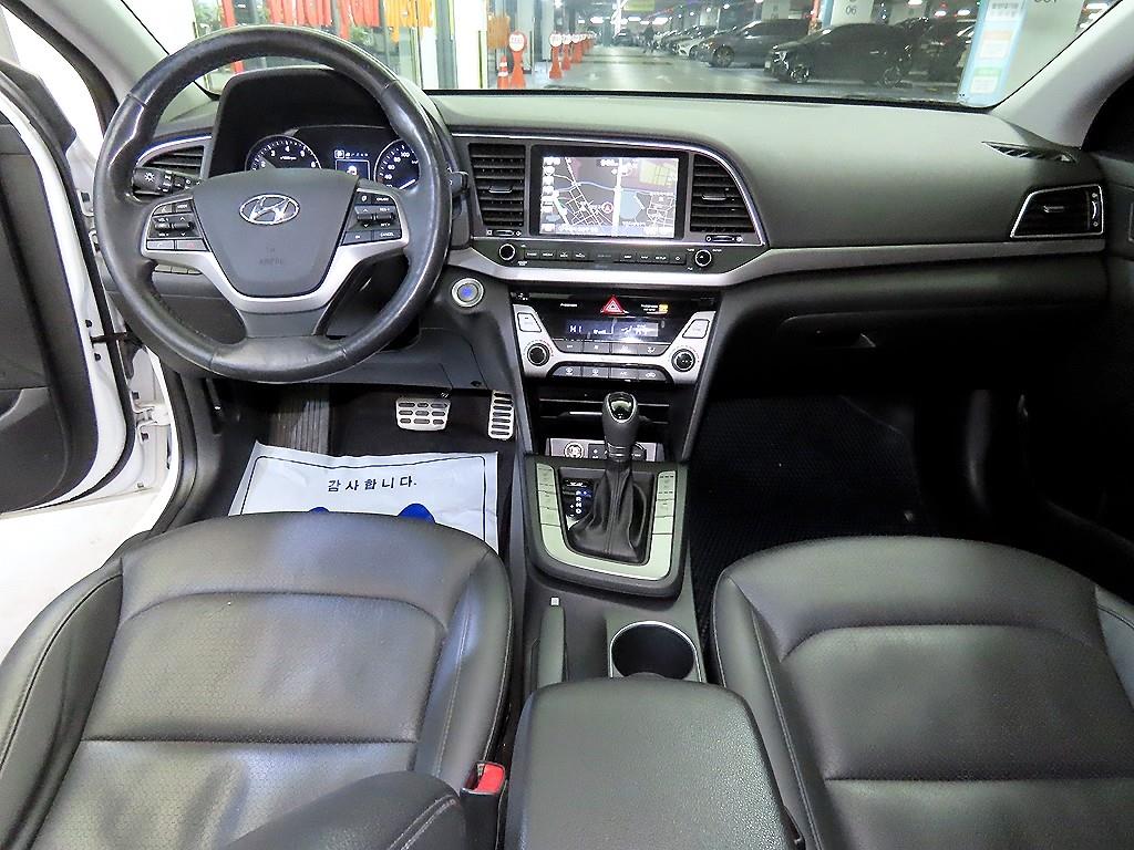 HYUNDAI Avante - Vista 10