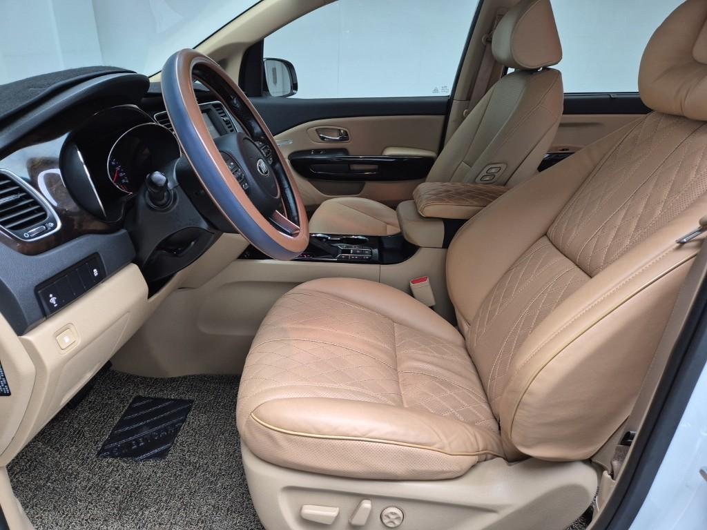 KIA Carnival - Vista 11