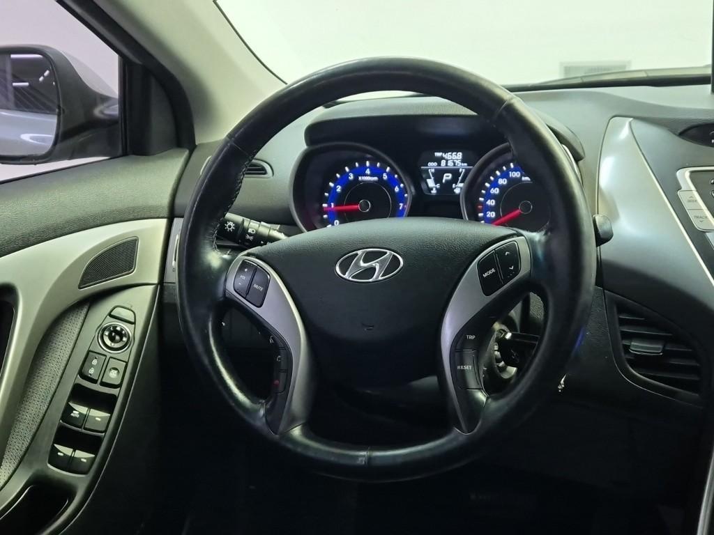 HYUNDAI Avante - Vista 9