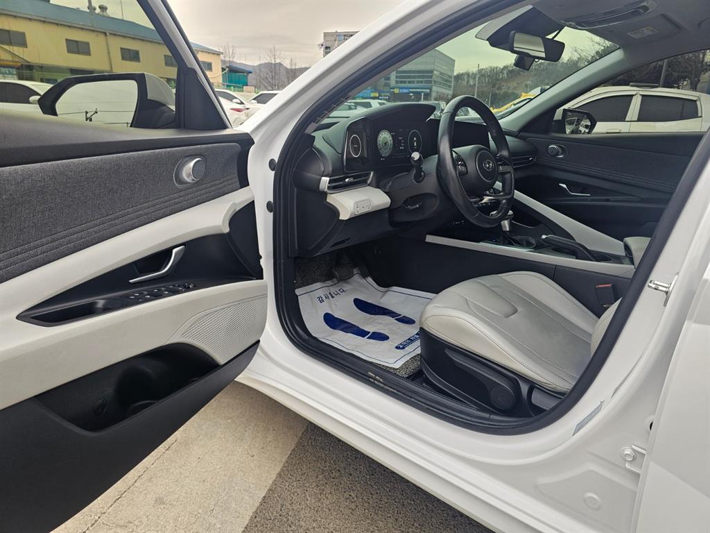 HYUNDAI Avante - Vista 9