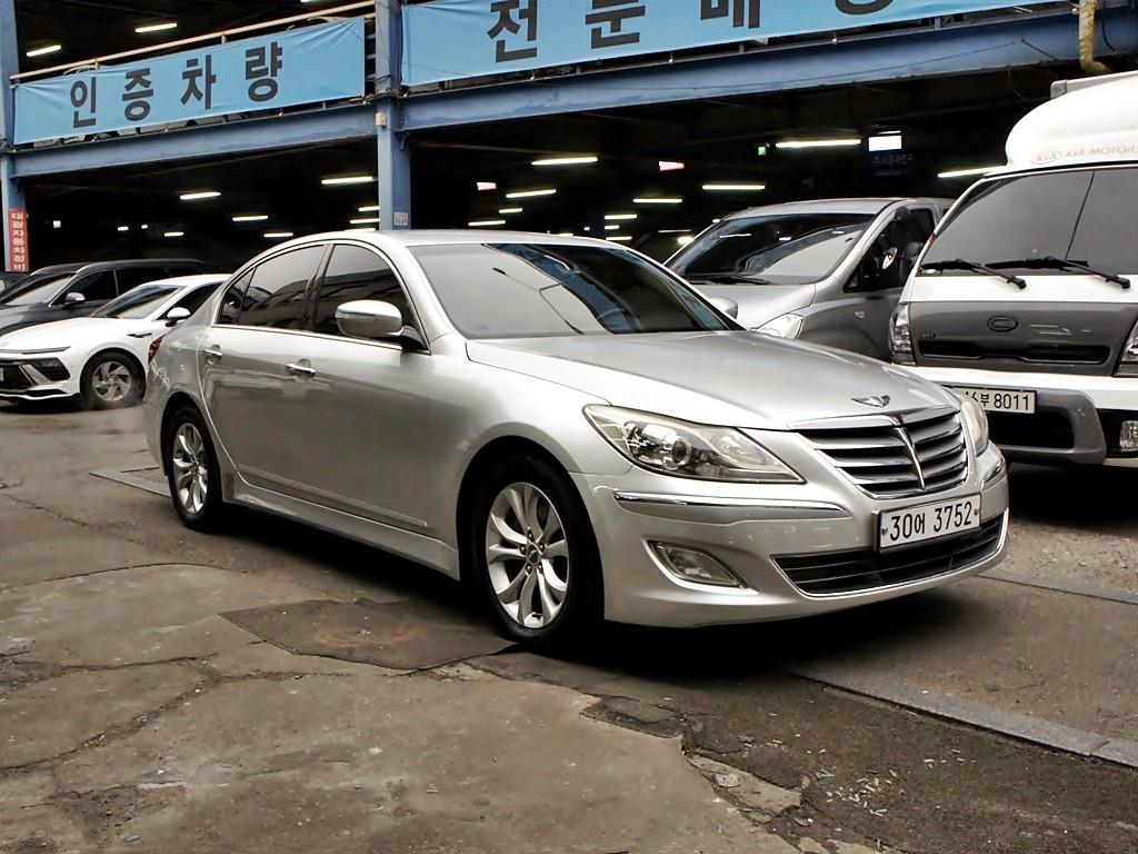 HYUNDAI Genesis - Vista 3