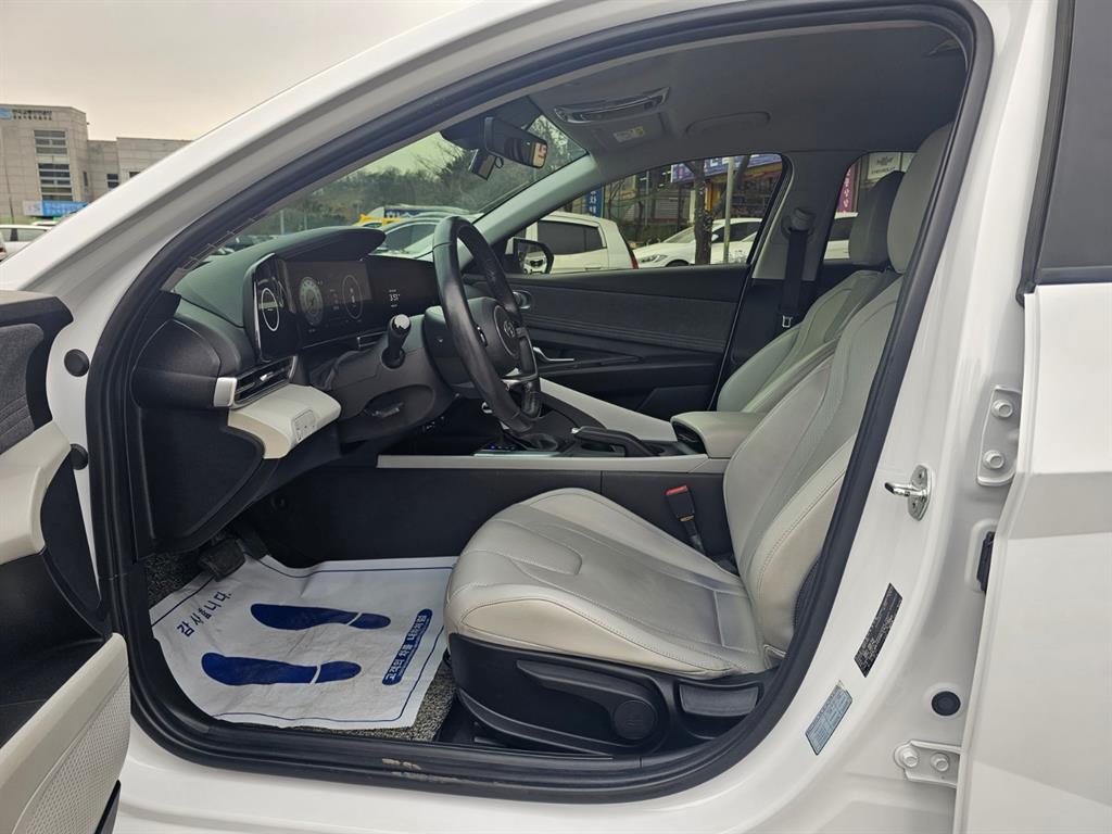 HYUNDAI Avante - Vista 10