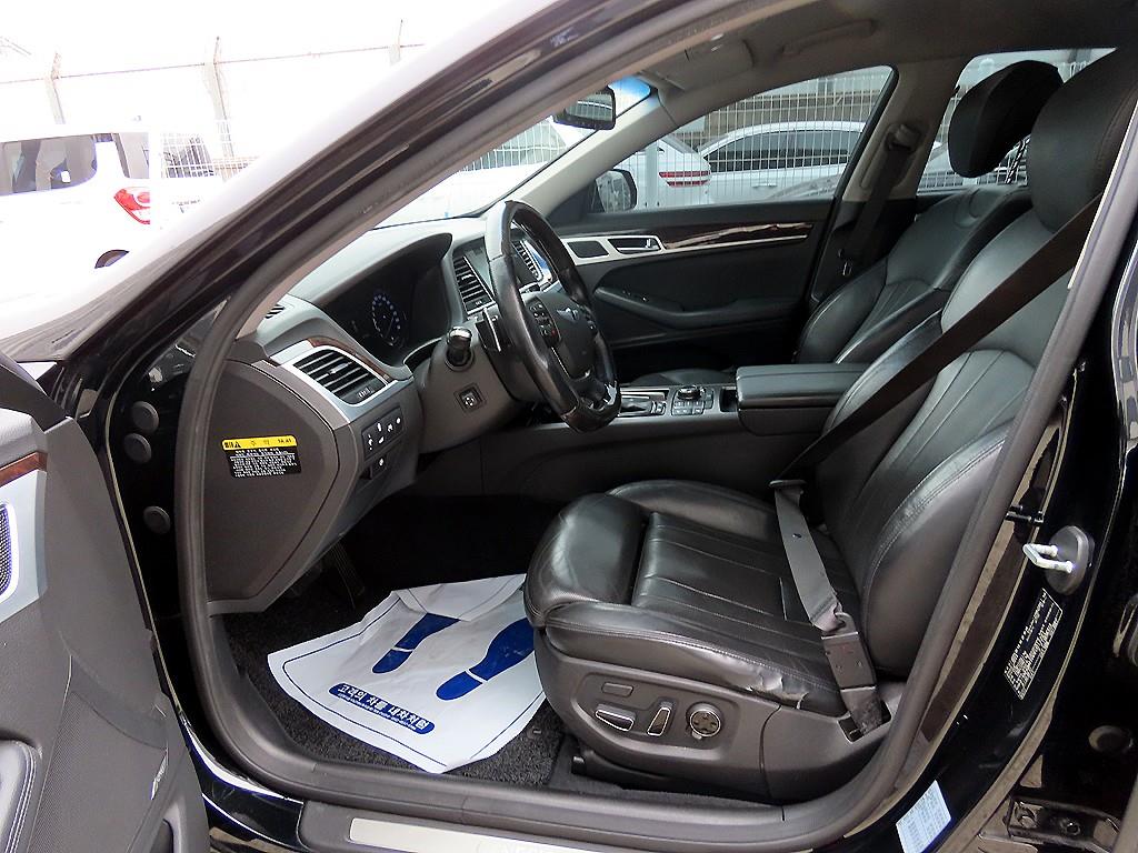 HYUNDAI Genesis - Vista 5