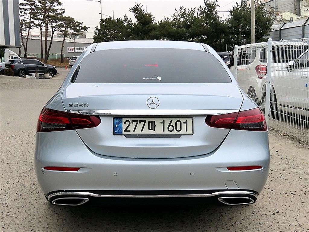 Mercedes Benz E class - Vista 4