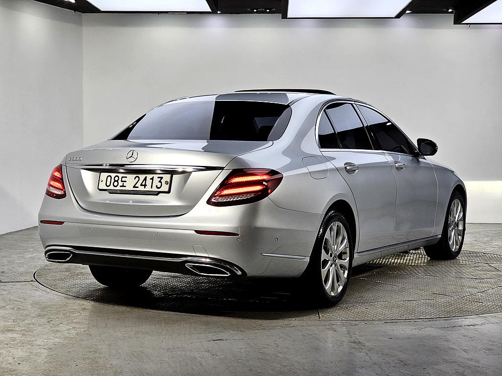 Mercedes Benz E class - Vista 4