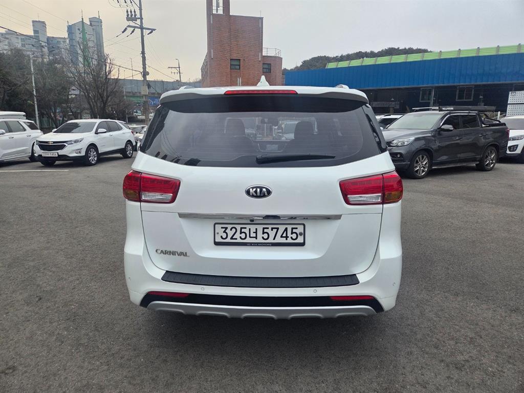 KIA Carnival - Vista 5