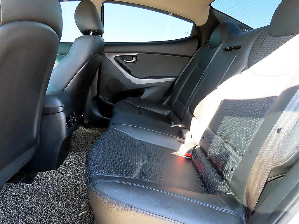 HYUNDAI Avante - Vista 6