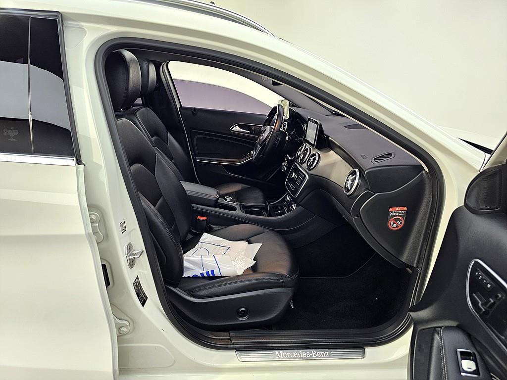 Mercedes Benz GLA Class - Vista 11