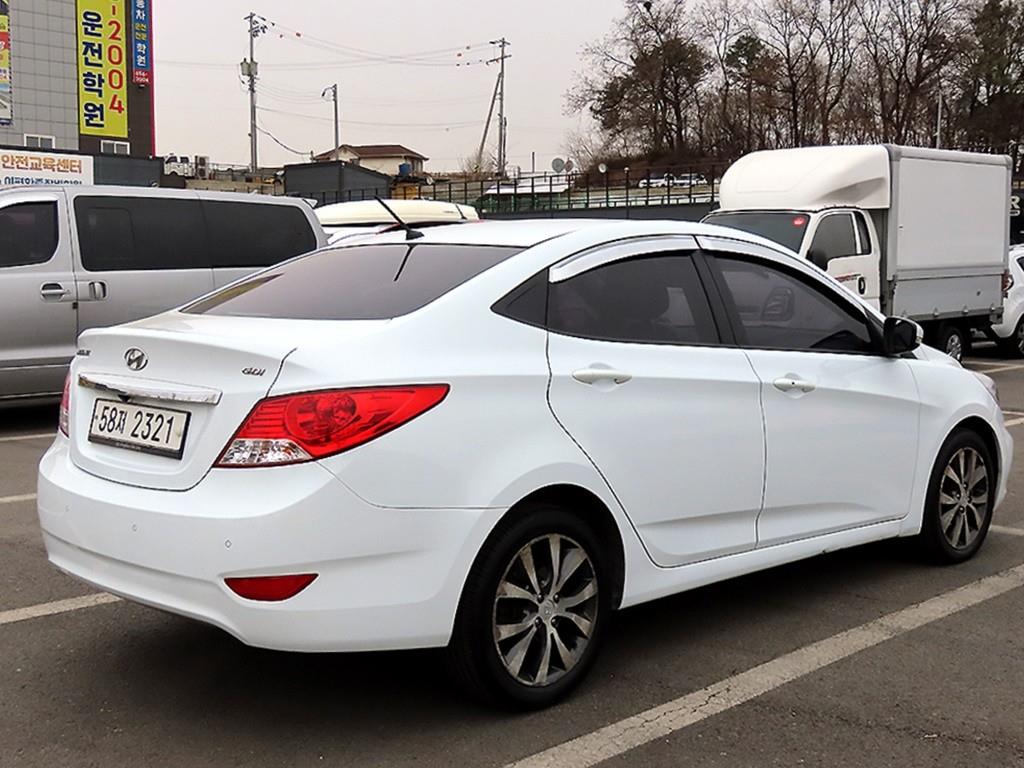 HYUNDAI Accent - Vista 3