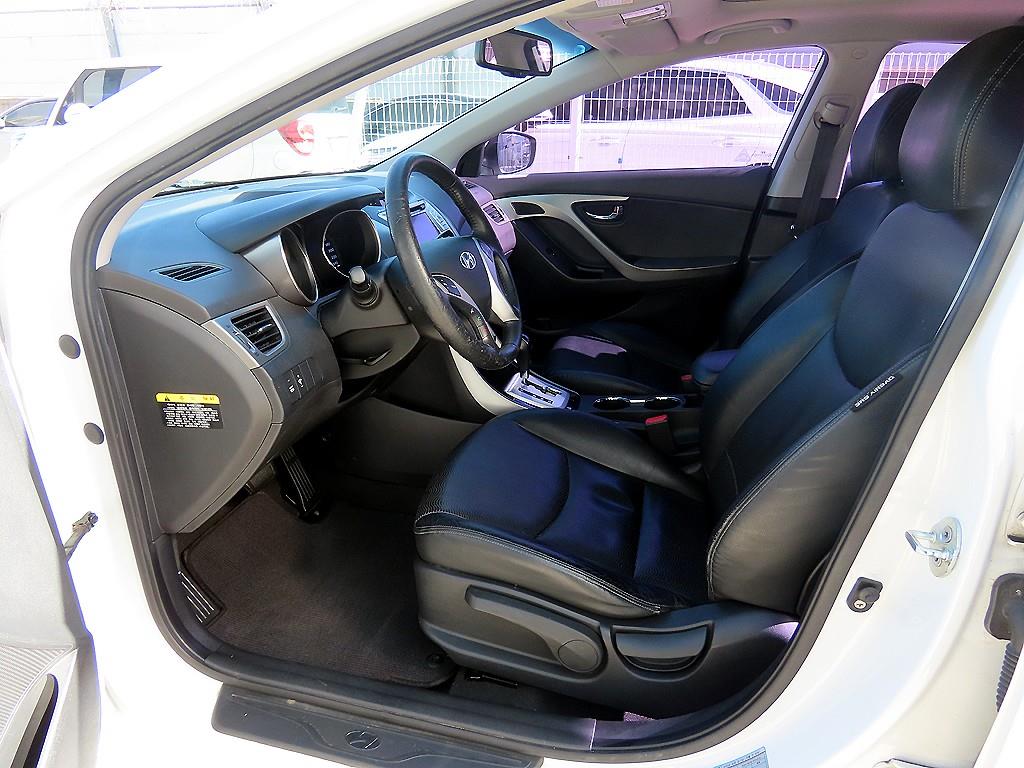 HYUNDAI Avante - Vista 5