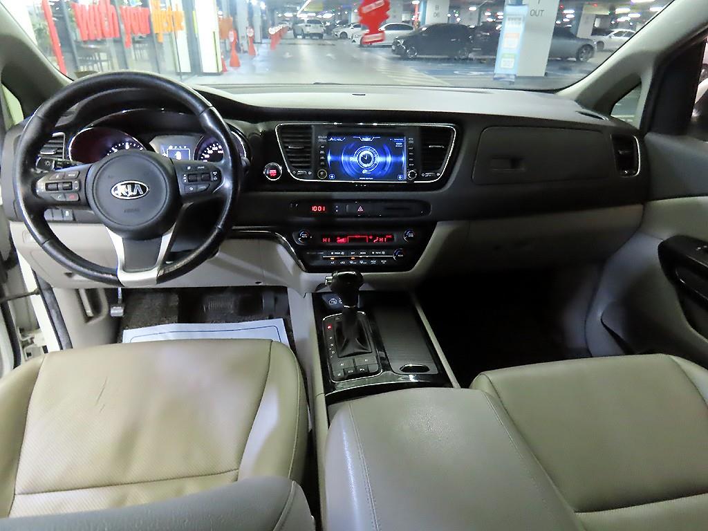KIA Carnival - Vista 10
