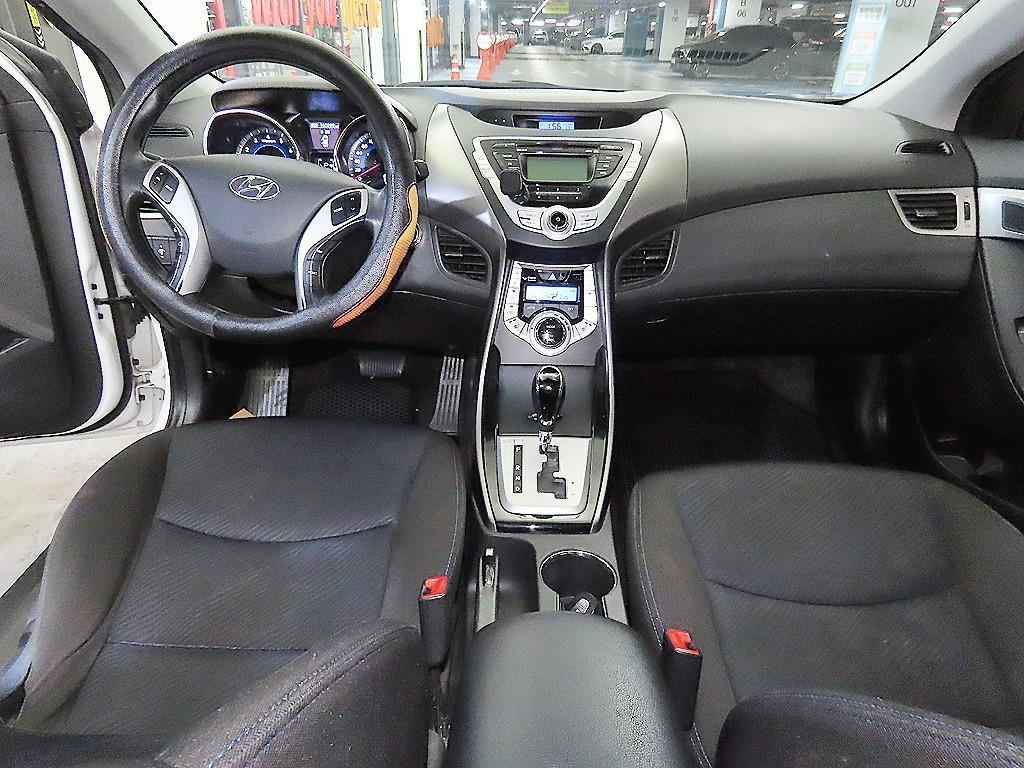 HYUNDAI Avante - Vista 10