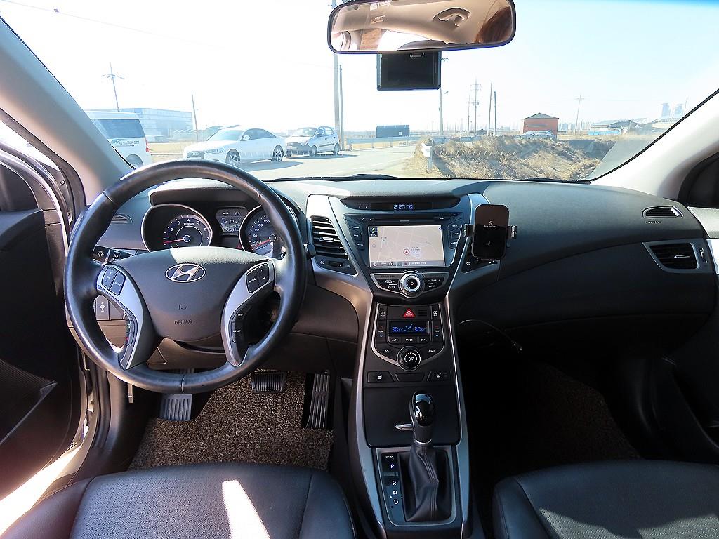 HYUNDAI Avante - Vista 9