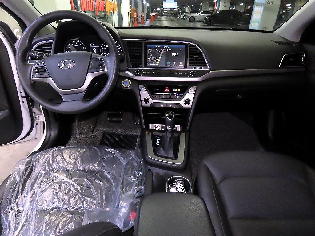 HYUNDAI Avante - Vista 10