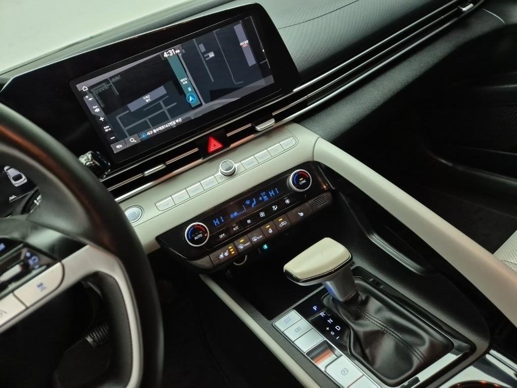 HYUNDAI Avante - Vista 10