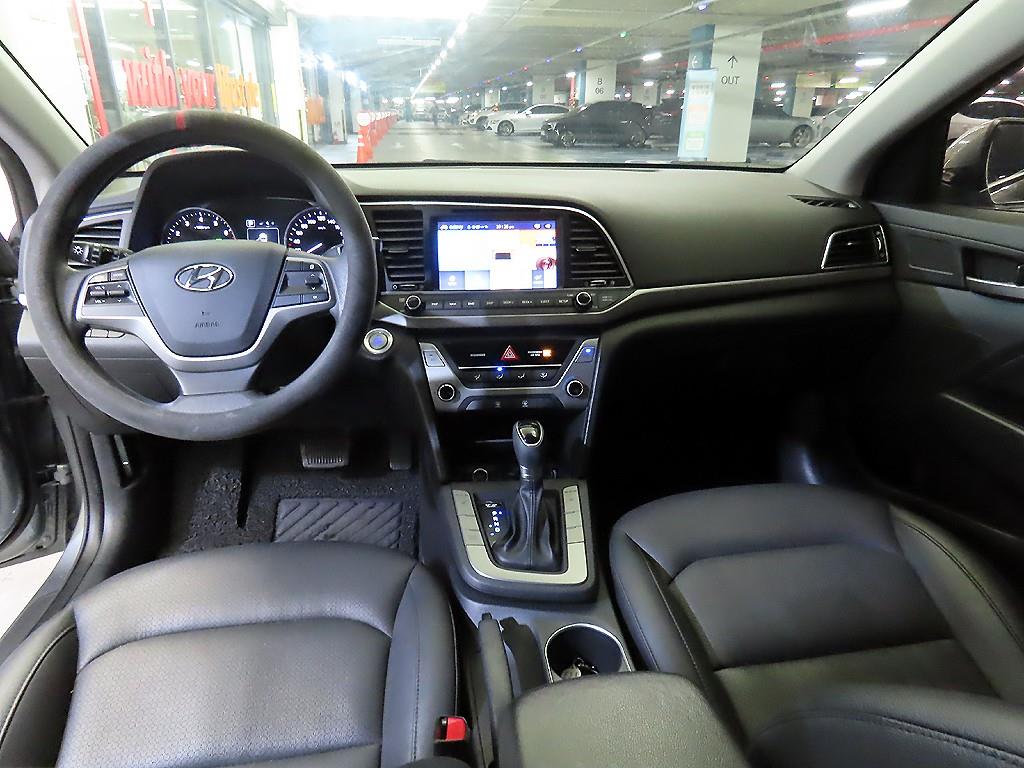 HYUNDAI Avante - Vista 10