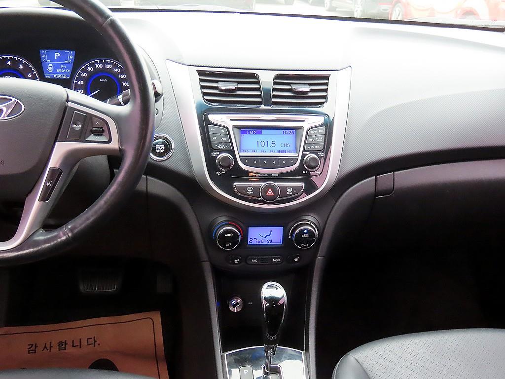 HYUNDAI Accent - Vista 10