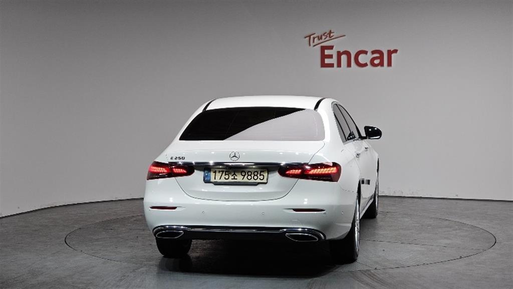 Mercedes Benz E class - Vista 4