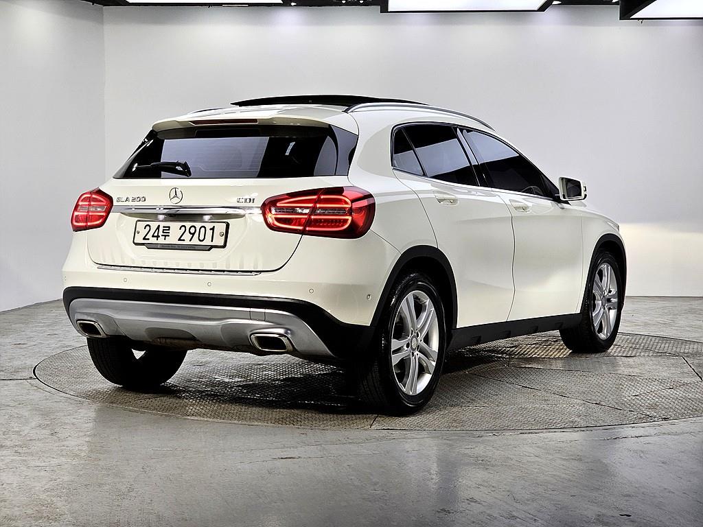 Mercedes Benz GLA Class - Vista 4